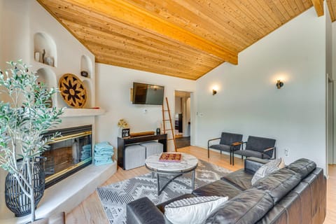 Stylish, Serene Angel Fire Cabin with Hot Tub! House in Angel Fire