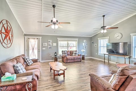 Greers Ferry Retreat with Deck and Stocked Pond! Haus in Greers Ferry Lake