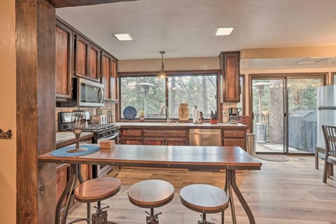 Woodsy Twin Peaks Getaway with Hot Tub and Views! House in Lake Arrowhead