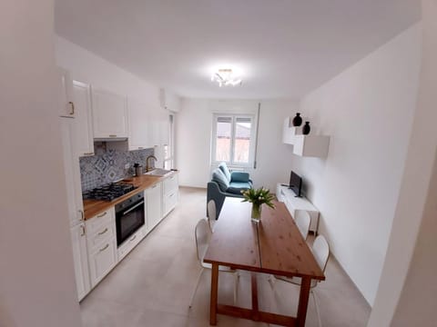 Kitchen or kitchenette, Dining area, dishwasher, pet friendly, stove