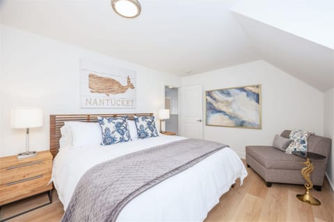 Nantucket Penthouse - walk to restaurants beaches activies & so much more House in Half Moon Bay