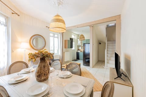 Dining area, kitchen