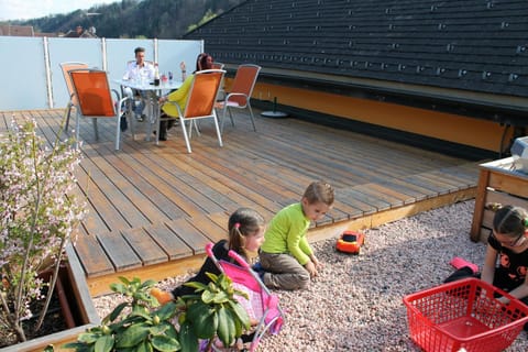 Balcony/Terrace, City view, Garden view, River view, young children, older children, group of guests, Family