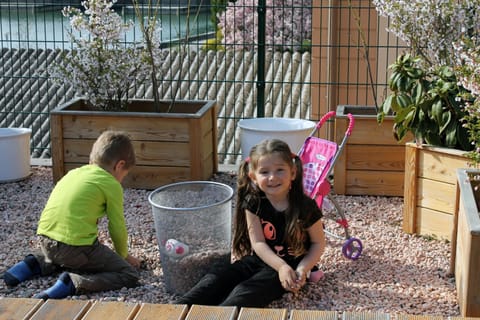 Spring, Day, Balcony/Terrace, On site, Garden view, Mountain view, River view, Street view, young children, older children, group of guests, Family