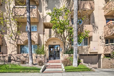 Bright Burbank Condo Less Than 2 Mi to Griffith Park! Apartment in Burbank