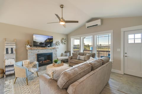 Pet-Friendly Retreat with Fenced Yard, Walk to Beach House in Ocean Shores