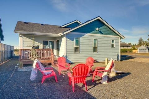 Pet-Friendly Retreat with Fenced Yard, Walk to Beach House in Ocean Shores