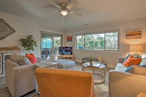 Sound of the Sea Oak Island Condo with Pools! Copropriété in Caswell Beach