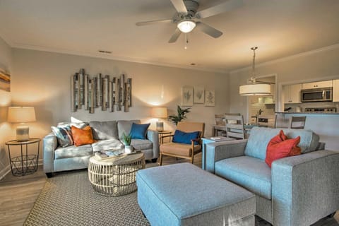 Sound of the Sea Oak Island Condo with Pools! Eigentumswohnung in Caswell Beach
