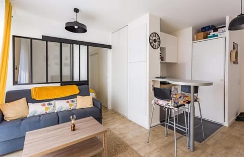 Kitchen or kitchenette, Living room, Seating area, Dining area