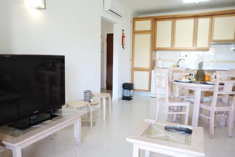 Communal lounge/ TV room, Spring, Summer, TV and multimedia, Living room, Seating area, Dining area