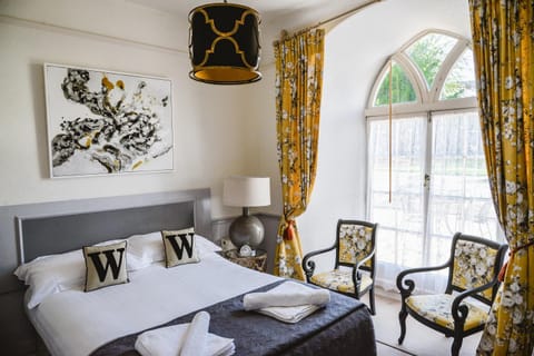 Bed, Balcony/Terrace, Decorative detail, Bedroom