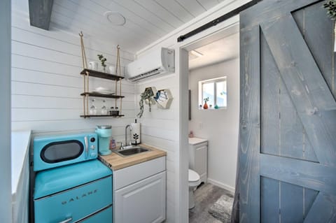 Modern Studio with Mtn Views and Lake On-Site! Apartment in Canyon Lake