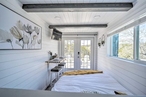 Modern Studio with Mtn Views and Lake On-Site! Apartment in Canyon Lake