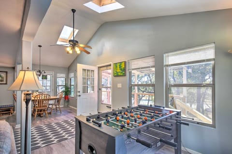 Riverfront Pipe Creek Home with Kayaks and Grill! Casa in Lakehills