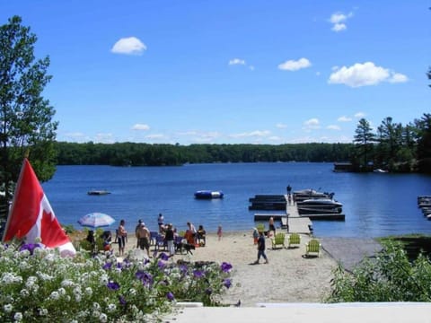 Cuddly Cabin At The Lake On Muskoka Shores Casa in Seguin