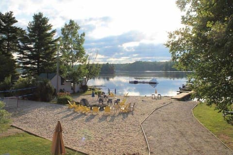 Cuddly Cabin At The Lake On Muskoka Shores Casa in Seguin