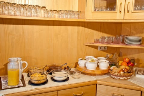 Restaurant/places to eat, Buffet breakfast