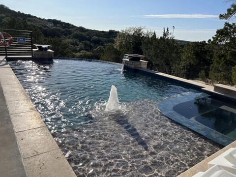 Secluded Hillside Views Pool FirePit BBQ Sleeps 6 House in Canyon Lake