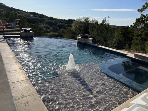 Secluded Hillside Views Pool FirePit BBQ Sleeps 6 House in Canyon Lake
