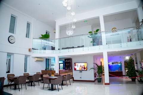 Restaurant/places to eat, Communal lounge/ TV room, Lobby or reception, Banquet/Function facilities, Seating area, Evening entertainment