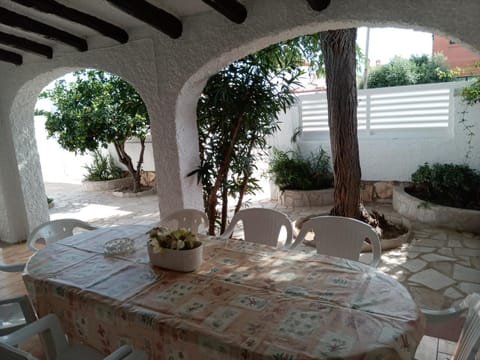 Nice and relax Mediterranean villa with free wifi Haus in Miami Platja