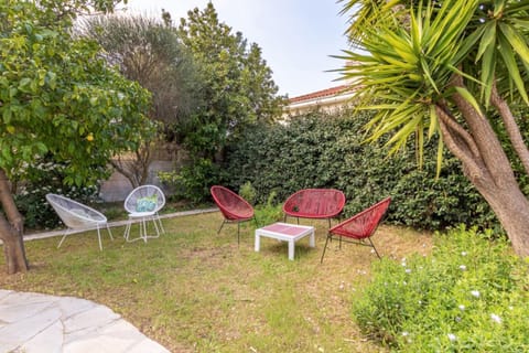 Bright House With Terrace And Garden House in Six-Fours-les-Plages