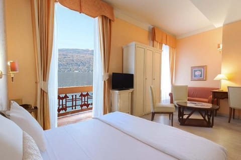 TV and multimedia, View (from property/room), Balcony/Terrace, Seating area, Bedroom, Lake view