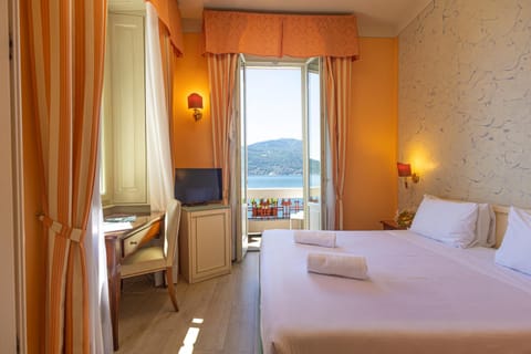 Bed, Natural landscape, TV and multimedia, Photo of the whole room, Bedroom, Lake view, towels