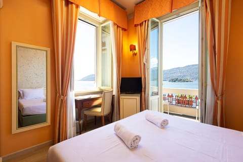 Bed, Natural landscape, TV and multimedia, Bedroom, Lake view, towels