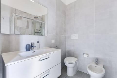 Toilet, Bathroom, towels