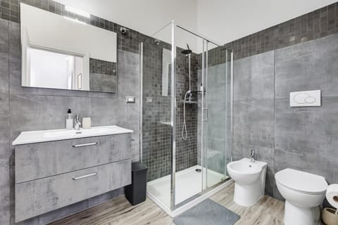 Shower, Toilet, Bathroom, bidet, towels