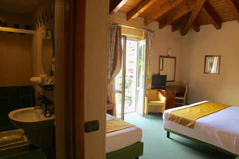 Shower, Bathroom, Balcony/Terrace, Decorative detail, Bedroom, Pets, Garden view, Alcoholic drinks, Non alcoholic drinks, Inner courtyard view