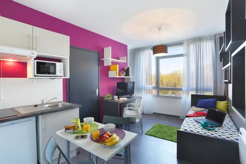 TV and multimedia, Kitchen or kitchenette, Seating area, stove
