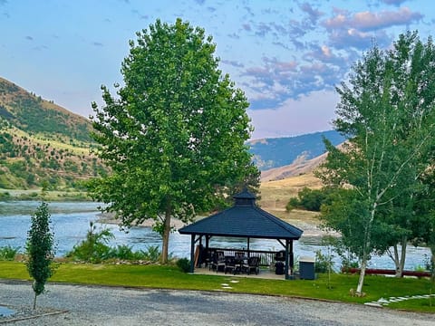 Steelhead Lodge Inn in Salmon River