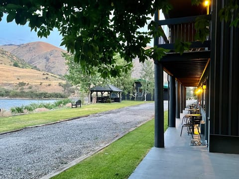 Steelhead Lodge Inn in Salmon River