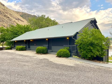 Steelhead Lodge Inn in Salmon River