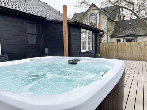 Modern 2 Bedroom Farmhouse Cottage with Hot Tub in Snohomish Haus in Everett