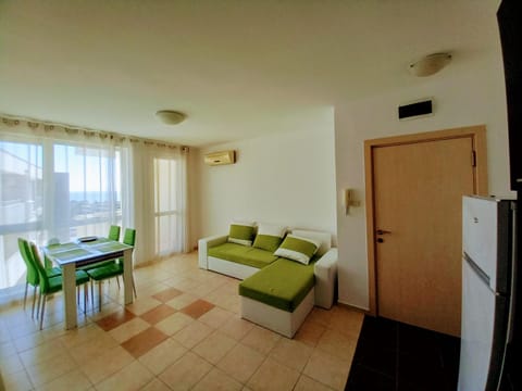 Living room, Photo of the whole room, Dining area, air conditioner