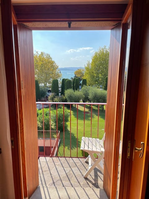 Splendid Lake view a few steps from the Castle Apartment in Sirmione