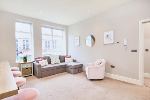 Remarkable Central Gems of Harrogate - Sleeps 18! Apartment in Harrogate