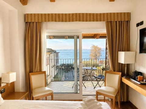 Patio, Bed, Day, Natural landscape, TV and multimedia, View (from property/room), Balcony/Terrace, Living room, Photo of the whole room, Seating area, Dining area, Evening entertainment, Bedroom, Lake view