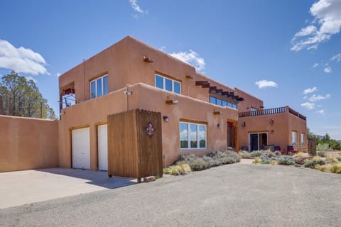 Casa al Reves Pueblo-Style House with Views! House in Santa Fe