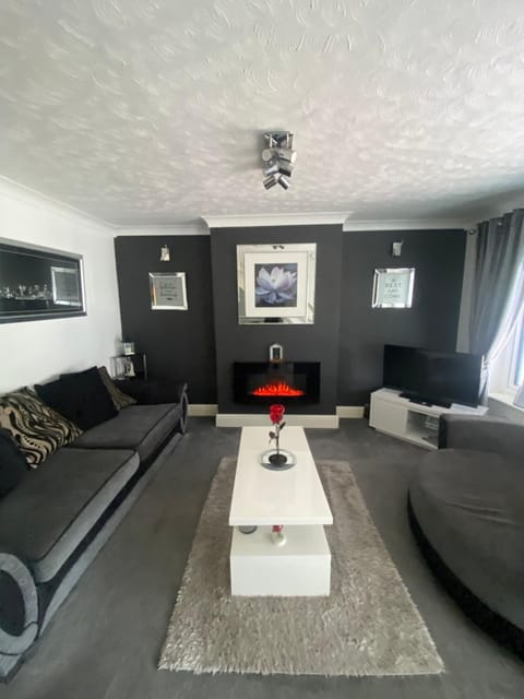 TV and multimedia, Living room, Seating area, Evening entertainment