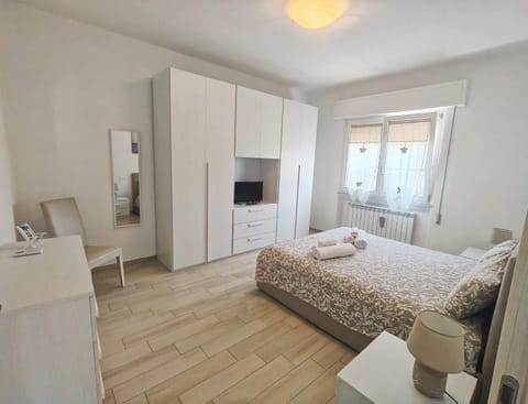 Bed, TV and multimedia, Photo of the whole room, Bedroom, wardrobe