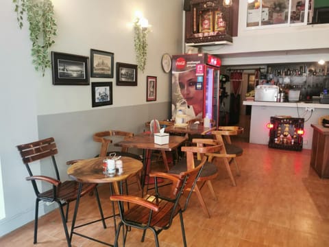 Restaurant/places to eat, Coffee/tea facilities, Seating area