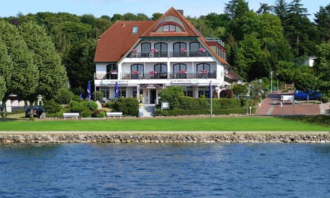 Property building, Natural landscape, Garden, Lake view, Location, Parking