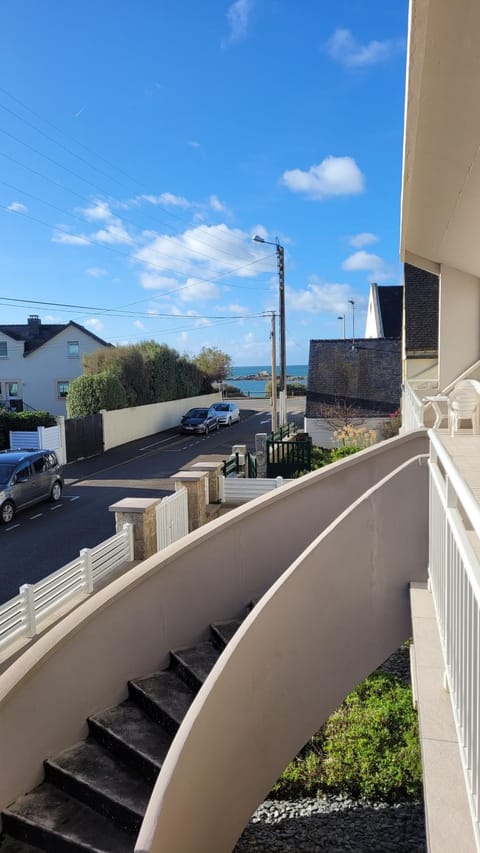 Property building, Balcony/Terrace, Sea view, Street view