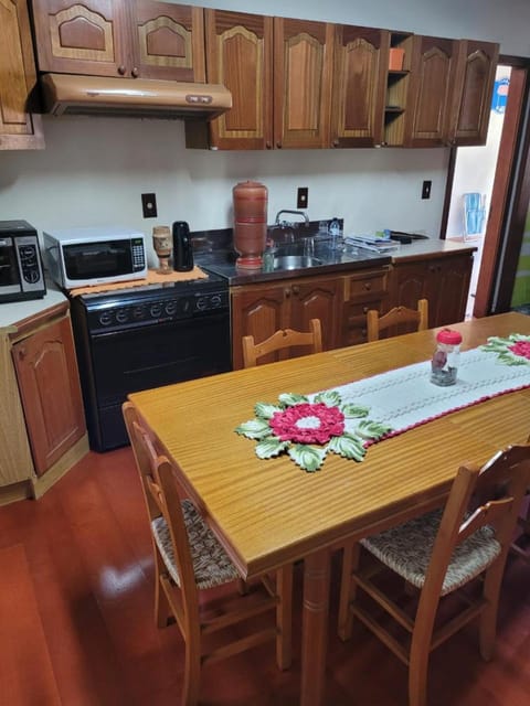 Kitchen or kitchenette, Dining area, minibar, pet friendly, stove