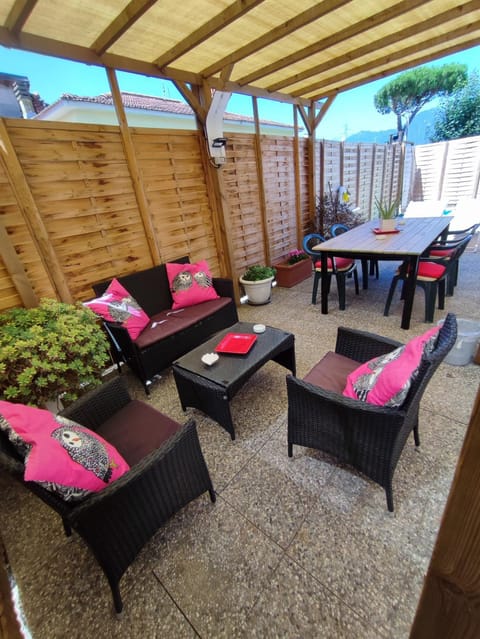 Patio, Day, Living room, Seating area, sunbed